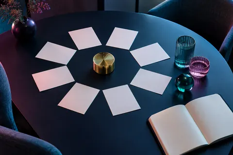 Table de réunion vue de dessus avec cartes vierges, minuteur et marqueurs colorés