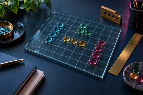 Grille de données en verre avec jetons numériques et repères de validation