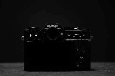 Appareil photo avec objectif sur un fond sombre