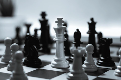 Pièces d’échecs éclairées sur un échiquier