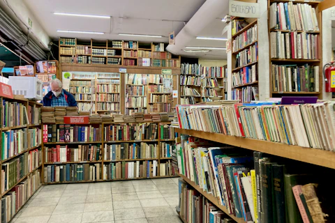 Rayonnages remplis de livres dans une librairie